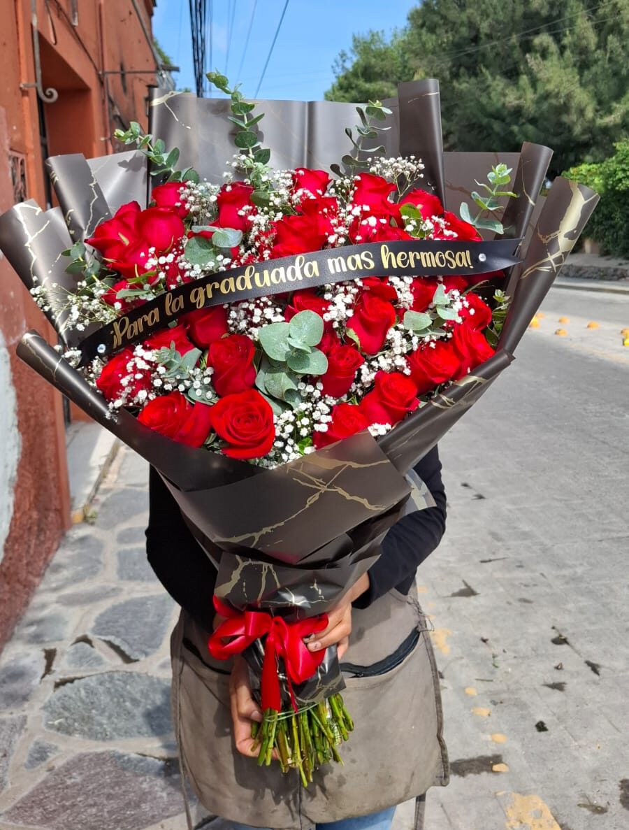 Ramo de 24 Rosas Rojas con liston